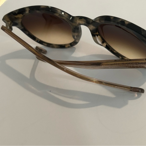 Stylish Tortoiseshell Sunglasses - Picture 7 of 8